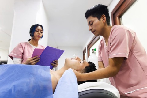 Physiotherapists provide treatment in an Ecuadorian clinic, focusing on rehabilitation and patient