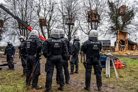 2nd day of the clearing of the hamlet Lützerath, by the police, of tree houses and huts, of climate
