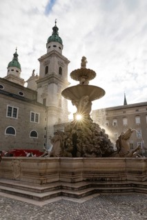 Residenzbrunnen am Residenzplatz, with the cathedral in the background, Salzburg, Austria