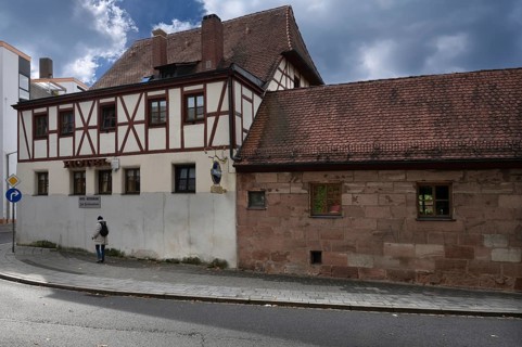 Former inn Zur Friedenslinde, core 17, 18th century, inscribed 1764, Mögeldorfer Hauptstraße 63,