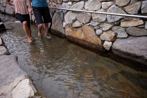 Treading water, Kneipp, Kneipp cure, two hikers kneipp on the Schenner Waalweg, Neuwaal, stream,