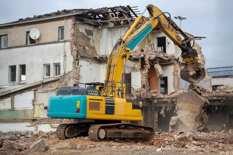 House demolition, demolition excavator in action