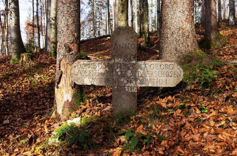 Memorial shrine on the way to the Schwarzenberg, Osterhorn group, Salzkammergut, Salzburg province,