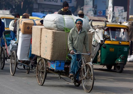 New Delhi, India, 15.01.10 - Rickshaws, bicycles and tuk tuk taxis on a street in Neu-Dehli, India