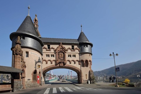 Bridge gate built in 1899 and landmark, city gate, Traben-Trarbach, Middle Moselle,