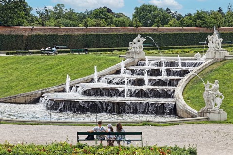 Garden, with mussel fountain, visitor, Belvedere Palace, former summer residence of Prince Eugene