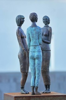 Sculpture Dorfgeflüster by Rosi Röhm 2021, bronze sculpture, three slender female figures in