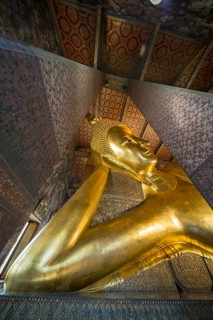 The monumental reclining Buddha shows the moment of entry into Nirvana. Golden surfaces, delicate