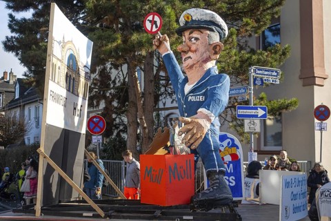 A float at the traditional Frankfurt carnival parade Klaa Paris in the Heddernheim district draws