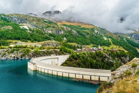 France, Alpes, region Auvergne-Rhône-Alpes, Grajische Alps, Departement Savoie, dam wall at Lac de