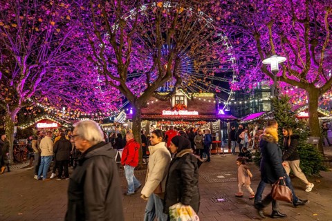 Pre-Christmas season, people, shoppers, visitors to the Christmas market in Essen city centre,