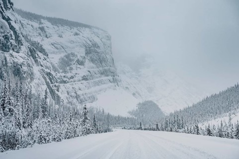 Winter road trip on the Icefields Parkway with lots of snow and ice, Banff National Park, Jasper