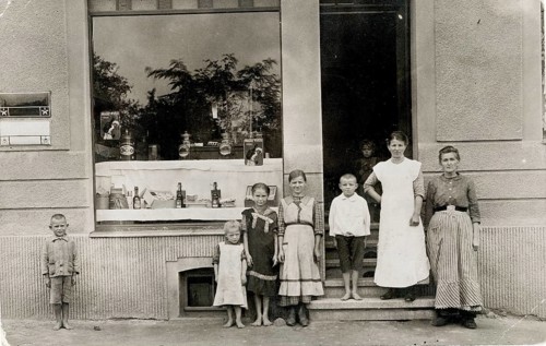 Colonial goods, groceries, children saleswoman, shop, profession, twenties, barefoot, poverty,