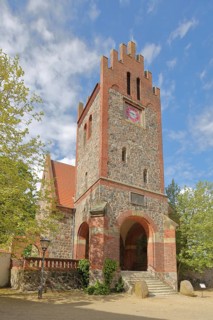 Courtyard with Gothic fieldstone church, village church, Liebenberg Castle, Löwenberger Land,