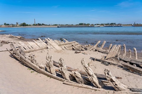 The extreme low tide in the Rhine causes many otherwise flooded objects to appear, here the wreck