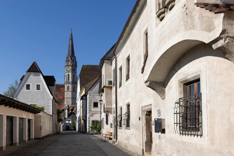 Bergstraße with old town houses and parish church, Steyr, Traunvietel, Upper Austria, Austria