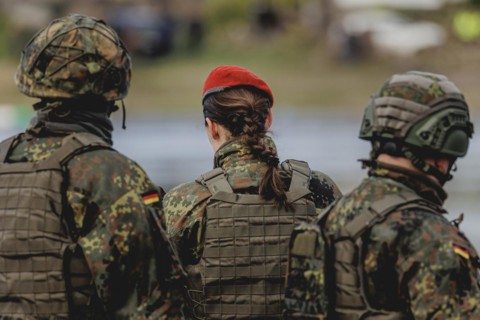 A soldier stands out between soldiers, taken during the military exercise 'Wettiner Schwert' with