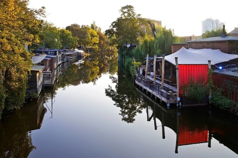 Flutgraben in the early morning with the restaurant Freischwimmer and the nightclub Club der