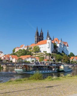 Paddle steamer Pillnitz on the Elbe in front of Albrechtsburg Castle, Meissen, Saxony, Germany