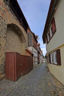 Historic arched houses, town wall with battlements, narrow alley with houses, Butzbach, Wetterau,
