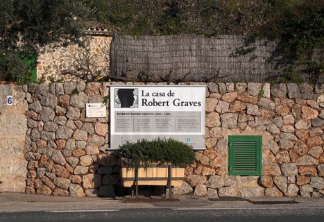 Memorial plaque, entrance to the museum, home of the British poet and author Robert Graves, La Casa
