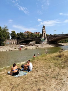 People bathing in the city, heat wave in summer, urban bathing in the river Isar, Munich, Germany