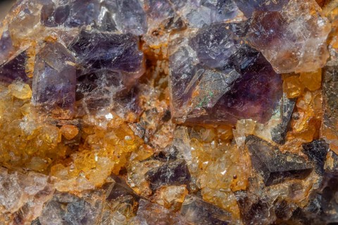 This scene shows a large rock fragment that contains quartz and fluorite crystals. Reflections and