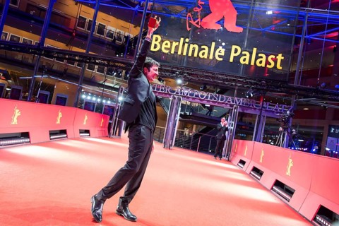 Ilker Çatak poses with the Golden Bear as director of the film Arctia flavia (Yellow Letters) for