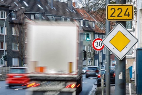 After-work traffic in the low emission zone on the B 224 Alfredstraße in Essen Rüttenscheid, 30
