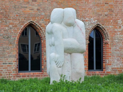 Family sculpture by Anja Gläser 1992 modern art, father, mother, child, white stone sculpture, St.