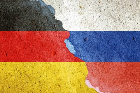 (Photomontage) The German and Russian flags on a cracked stone background