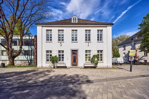 White House, historic building, façade with windows, entrance, trees, blue sky, cirrus clouds,