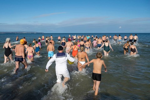 Swimmers run into water to bathe, tourist attraction Binzer Abbaden, Binz, seaside resort, Rügen
