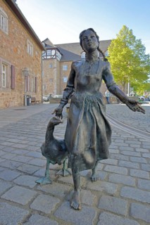 Gänseliesel sculpture by Markus Lüpertz 2000, modern art, bronze sculpture, sculpture group,