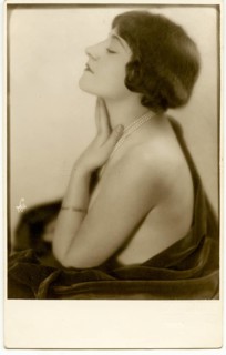 Halact, portrait, grace, elegance, woman in profile wearing a pearl necklace and has an elegant,