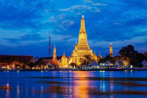 Buddhist temple Wat Arun (Wat Arun Ratchawararam Ratchawaramahawihan) (Temple of Dawn) famous