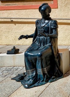 Bronze statue of Anna of Saxony by sculptor Jördis Meister in front of the Freiberg City and Mining