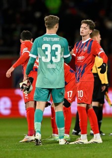 After the match, FC Bayern Munich loanee Paul Wanner 1. FC Heidenheim 1846 FCH (10) congratulates