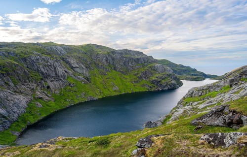 Mountain landscape with lake Fjerddalsvatnet, Moskenesøya, Lofoten, Nordland, Norway