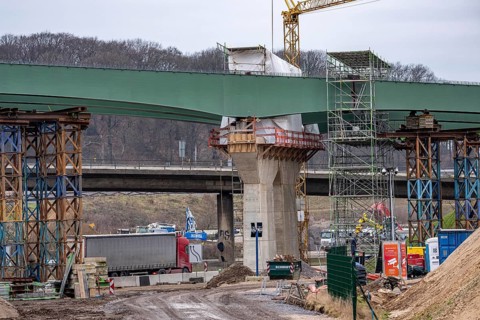 New construction of steel bridges Parts at the Duisburg-Kaiserberg motorway junction, complete