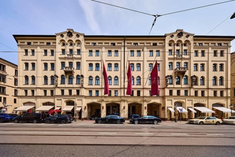 Hotel Vier Jahreszeiten Kempinski Munich, historic commercial building, Maximilian style, parking