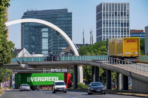 Völklinger Straße, Bundesstraße B1, so-called Überflieger Brücke, arched bridge, directs traffic to