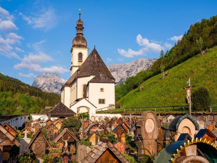 The old cemetery of the parish church of St Sebastian, Reiteralpe at the back, Ramsau,