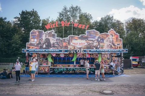 Losbude Throw something for yourself! at the Klassentreffen Festival on the Central Fairground in