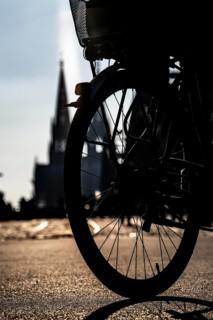 Silhouettes of people in late sunlight, on the Deutz riverbank, right bank of the Rhine, cyclists,