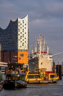 Port of Hamburg, St. Pauli Landungsbrücken, HADAG harbour ferries, Elbe Philharmonic Hall, Hamburg.