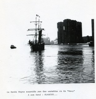 La Barba Negra, escortée par les vedettes de la "Navy". A son bord, "Glaucos"
Fascicule sur "l'odysée de Néo Glaucos"
