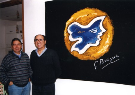 M. Agahian et M. Israël, devant une tapisserie inspirée d'une oeuvre de Georges Braque (Hécate)