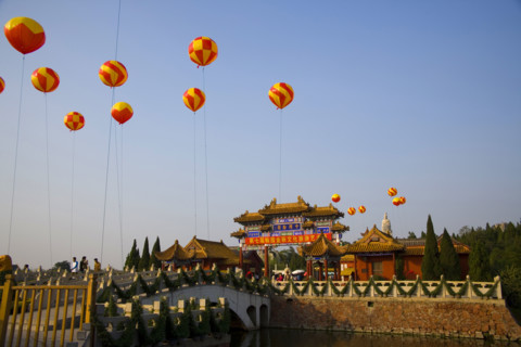 Qingming Riverside Landscape Garden in Kaifeng city