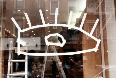 Cuchi White, Autoportrait dans une vitrine, New-York